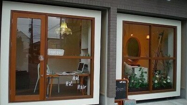 Un salón con ventanas amplias y un letrero que dice "Abierto".