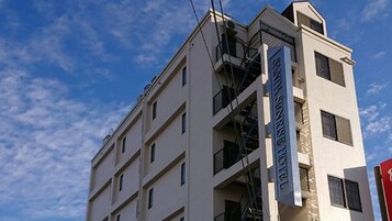 Un edificio de varios pisos con un cartel que indica que es un hotel.
