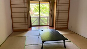 A tatami mat room with a sliding door leading to a balcony. - Tabito Auto Camp Tabitoso (Iwaki)