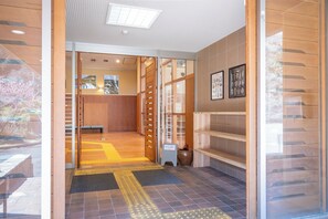 Interior - Riverside Hino (Hino)