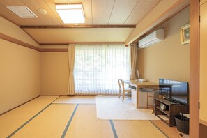 Interior - Riverside Hino (Hino)