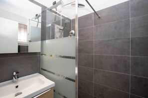 Shower, hair dryer, towels, soap - BEACH TROPEZ: Charm and comfort just a stone's throw from the beach, with swimming pool (marines de gassin)