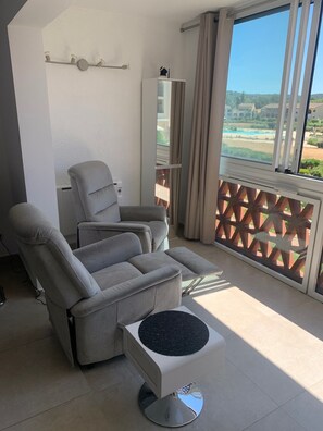 Living area - BEACH TROPEZ: Charm and comfort just a stone's throw from the beach, with swimming pool (marines de gassin)