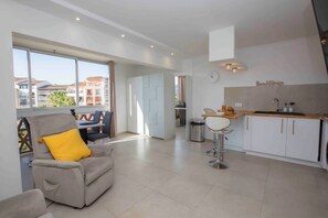 Living area - BEACH TROPEZ: Charm and comfort just a stone's throw from the beach, with swimming pool (marines de gassin)