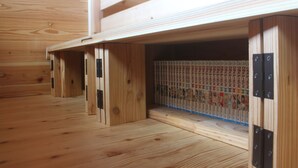 Een houten interieur met een hoge plafond en zichtbare balken.