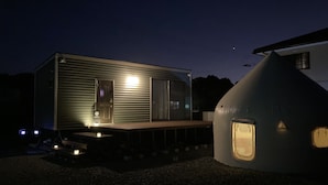 Una casa moderna con techo plano y un ventanal grande.