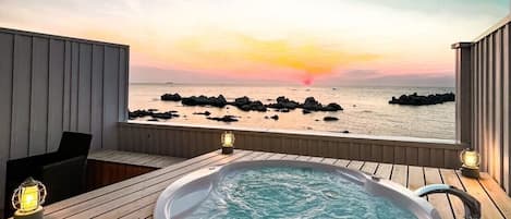 Outdoor spa tub