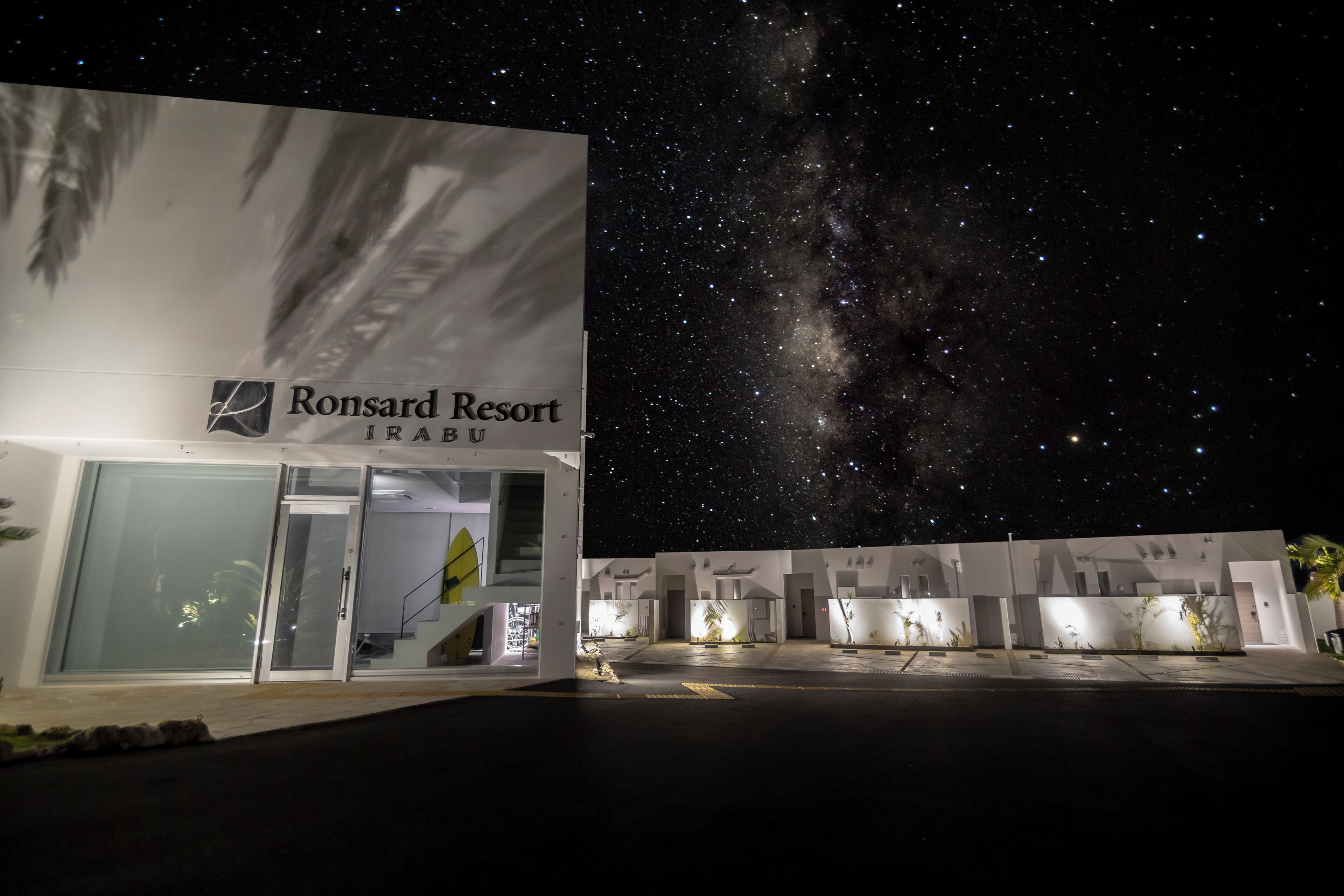 Un edificio moderno con un letrero que indica el Resort Ronsard en Irak.