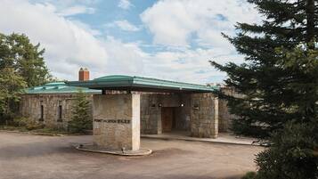 Un edificio de piedra con techo verde y un letrero que dice 'POINT VACATION'.