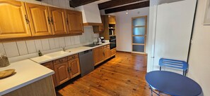 Microwave, oven, stovetop, dishwasher - Quiet cottage in the heart of nature 🌿 Clim & swimming pool - center Var (Le Luc)