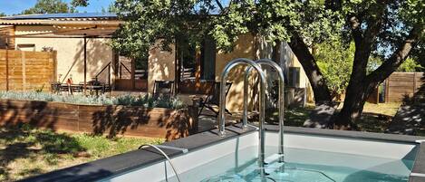 مغطس سبا خارجي