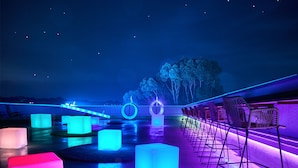 A nighttime outdoor area with illuminated geometric structures and seating. - Hotel Anda-no-ouchi Izu Highland (Ito)