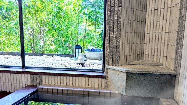 A hot spring area with a view of lush greenery outside. - Hotel Anda-no-ouchi Izu Highland (Ito)