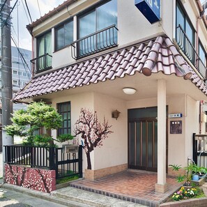 Exterior detail - Business Hotel New Yamato (Kawasaki)