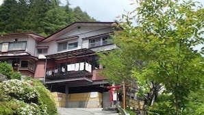 Un immeuble à plusieurs étages doté d’un balcon et d’une entrée couverte.