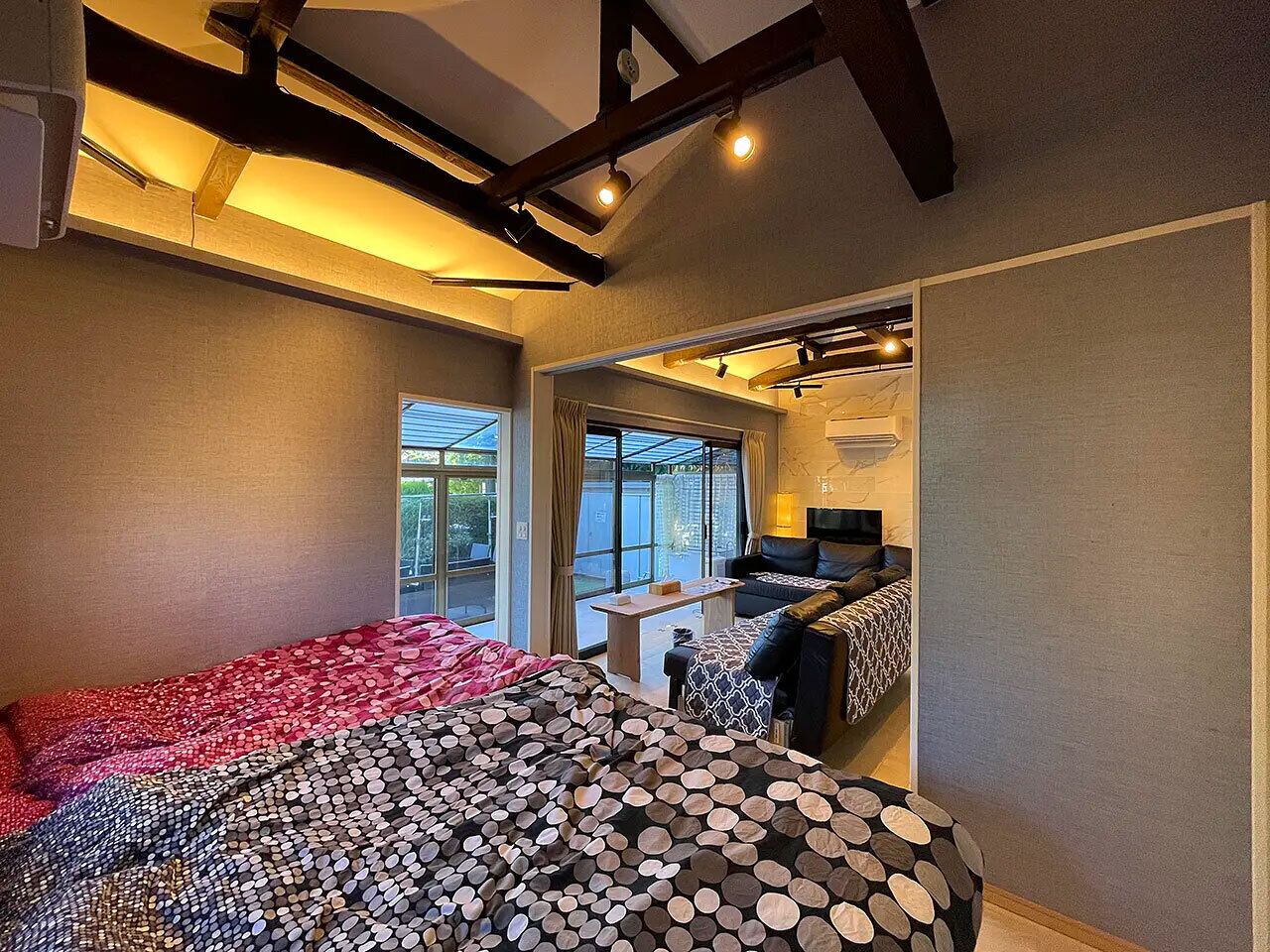 Un dormitorio con una cama, un escritorio y una ventana.