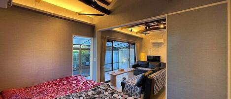 Un dormitorio con una cama, un escritorio y una ventana.