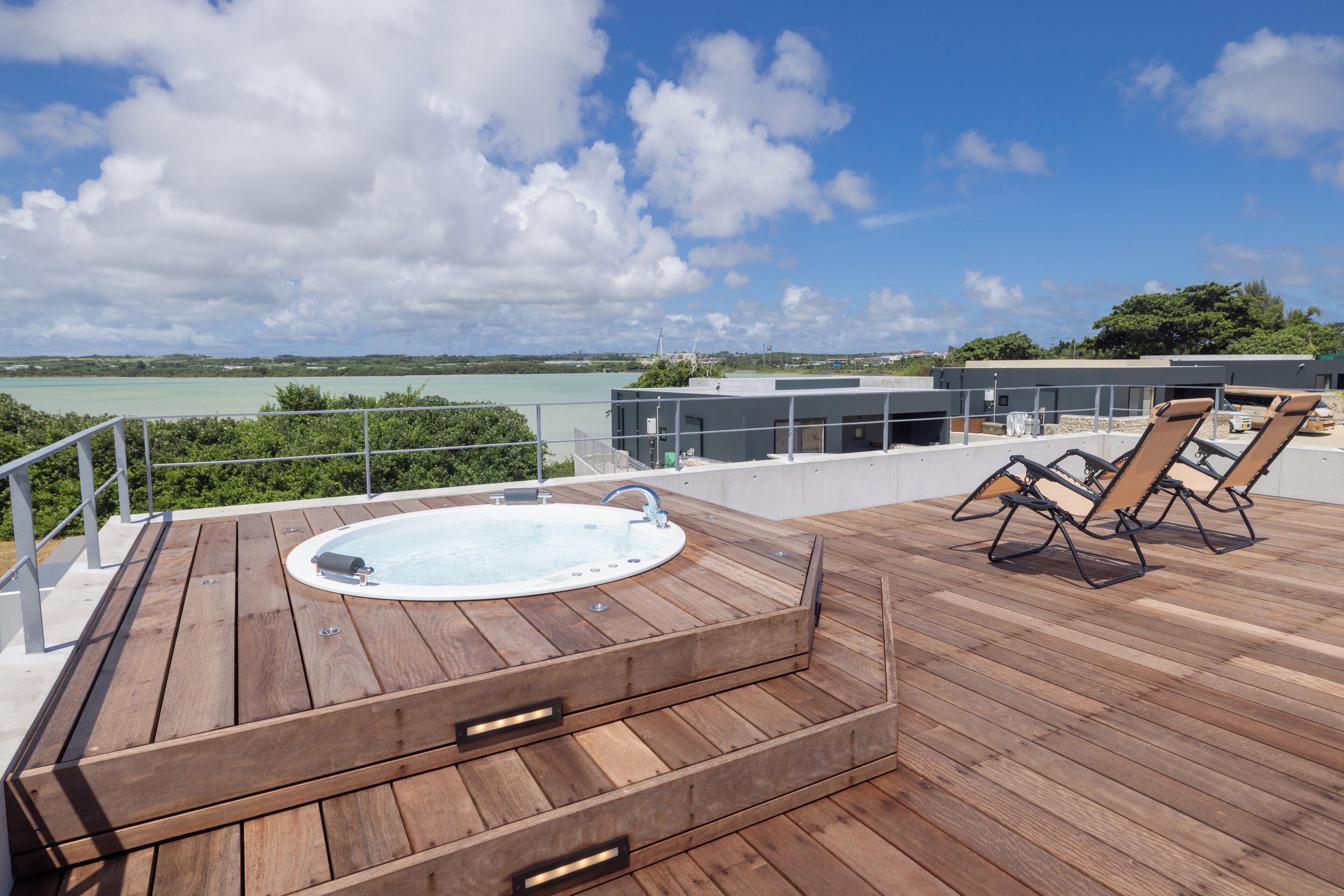 Banyera d'hidromassatge a l'aire lliure