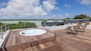 Banyera d'hidromassatge a l'aire lliure