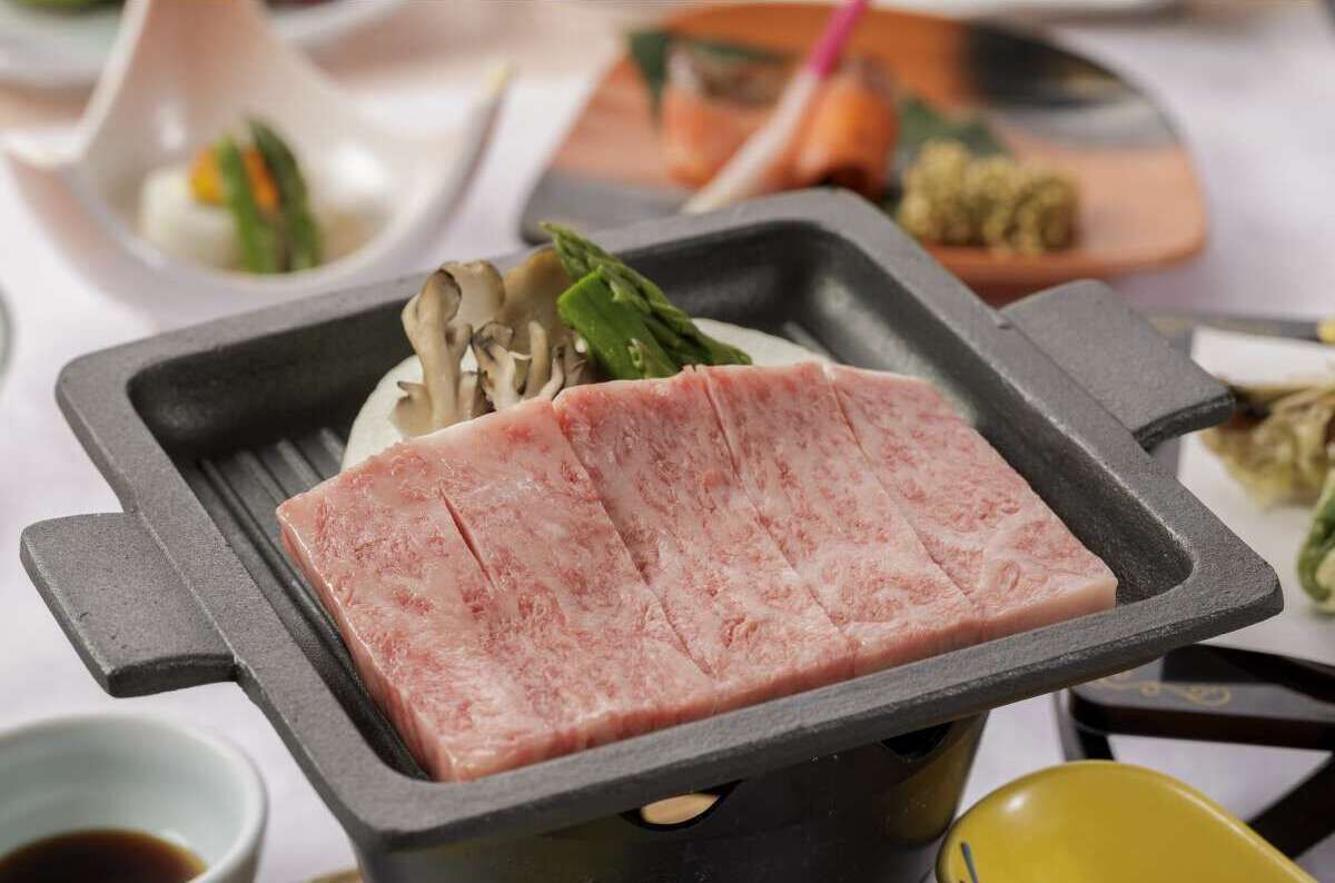 Ein Kochfeld mit geschnittenem Fleisch und Gemüse.