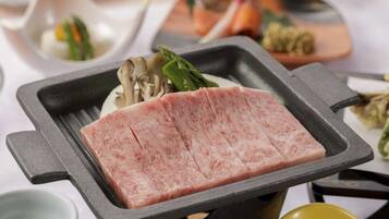 Ein Kochfeld mit geschnittenem Fleisch und Gemüse.