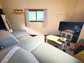 Living area - Sushi House (Shingu)