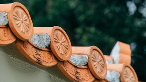 Exterior detail - Pension Machitamanya (Ie)