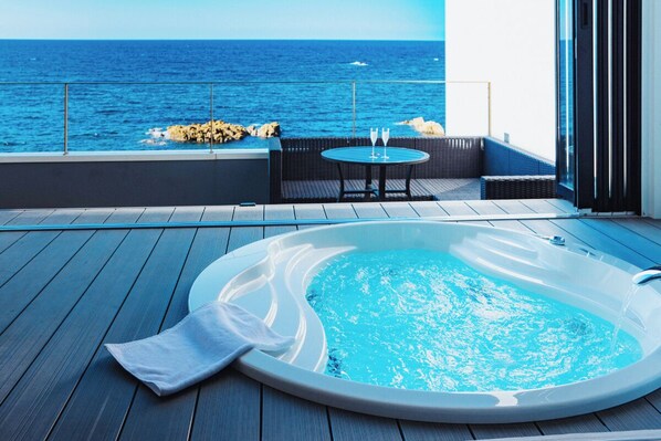 Outdoor spa tub - Blue Square (Fukui)