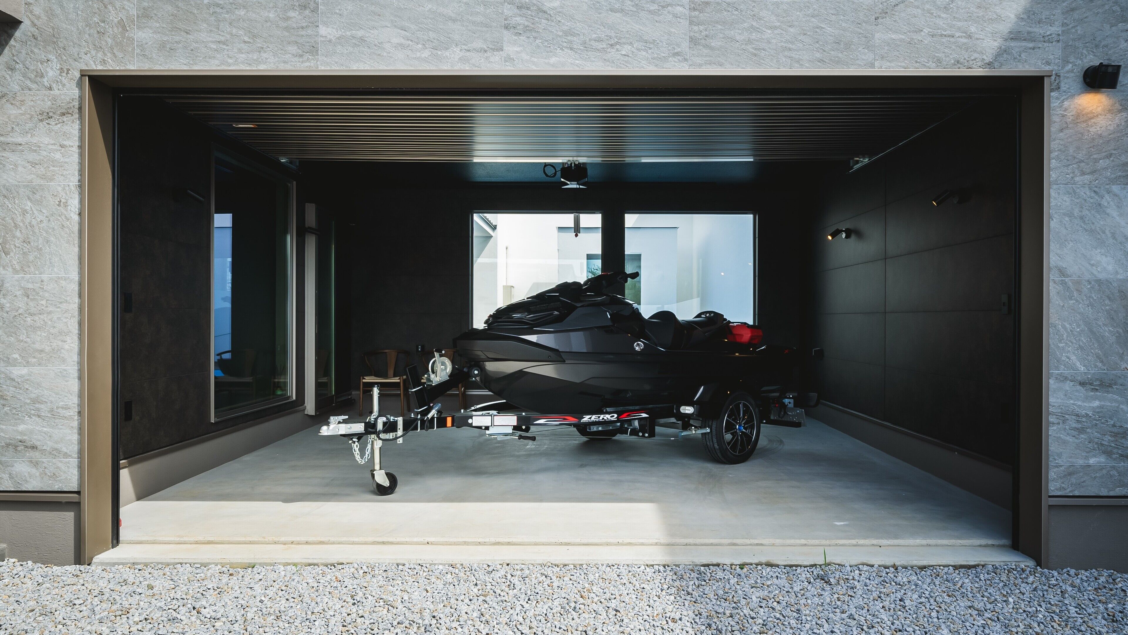 Uma garagem moderna com uma motocicleta preta estacionada no interior.
