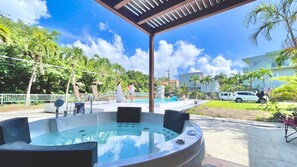 Outdoor spa tub - Solaiz Ishigaki Island (Ishigaki)
