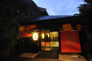 Exterior detail - Oukyuan (Hakone)