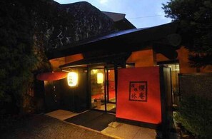 تفاصيل الفندق من الخارج