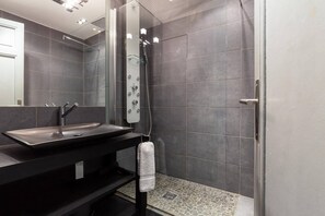 Hair dryer, towels, soap, toilet paper - Cozy 2-bedroom apartment in marvelous Cannes with AC (Cannes)