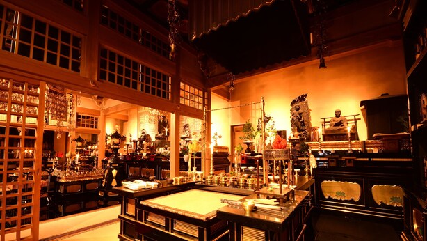Una habitación japonesa tradicional con suelo de tatami, una mesa baja y una disposición para ceremonia del té.