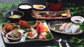 Variedad de platillos, incluyendo opciones fritas, sashimi y un tazón de arroz.