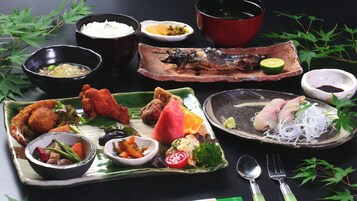 Variedad de platillos, incluyendo opciones fritas, sashimi y un tazón de arroz.