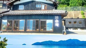 Un edificio con amplios ventanales y un letrero con caracteres japoneses.