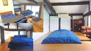 Una habitación compacta con cama tipo litera, un escritorio pequeño y una chimenea tradicional.