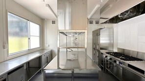 Private kitchen - Sakanaya Stay Hot Spring Town Container Hotel (Izunokuni)