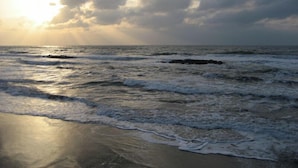 A beach with waves and a cloudy sky. - Pension Yuuzann (Nagano)