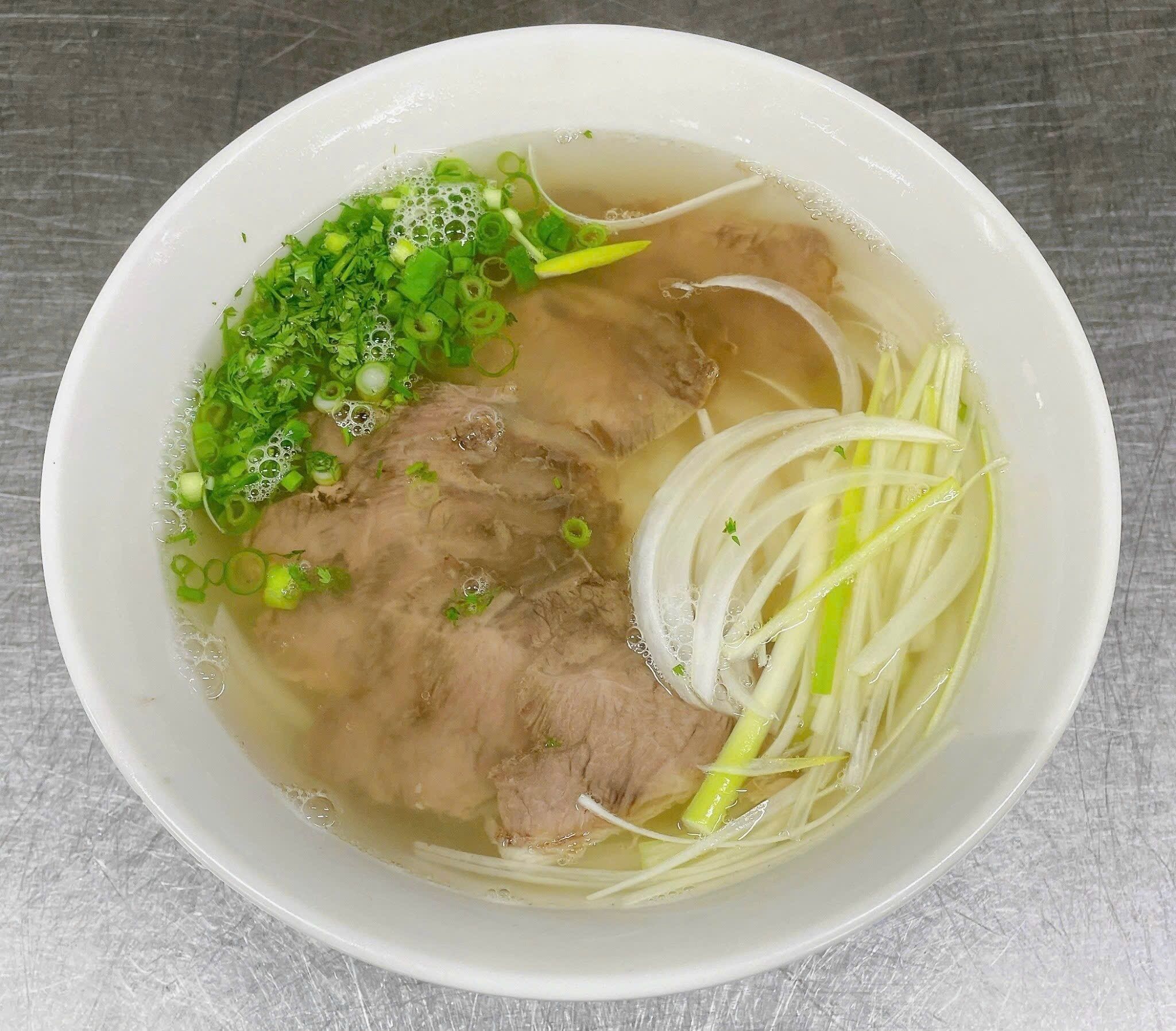 En skål suppe med kød og grøntsager.