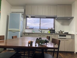 Private kitchen - Dinosaur Guesthouse (Katsuyama)