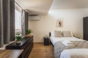 Skrivebord, strykejern/-brett, reiseseng for barn og wi-fi