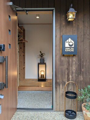 Een houten gevel met een bord waarop staat 