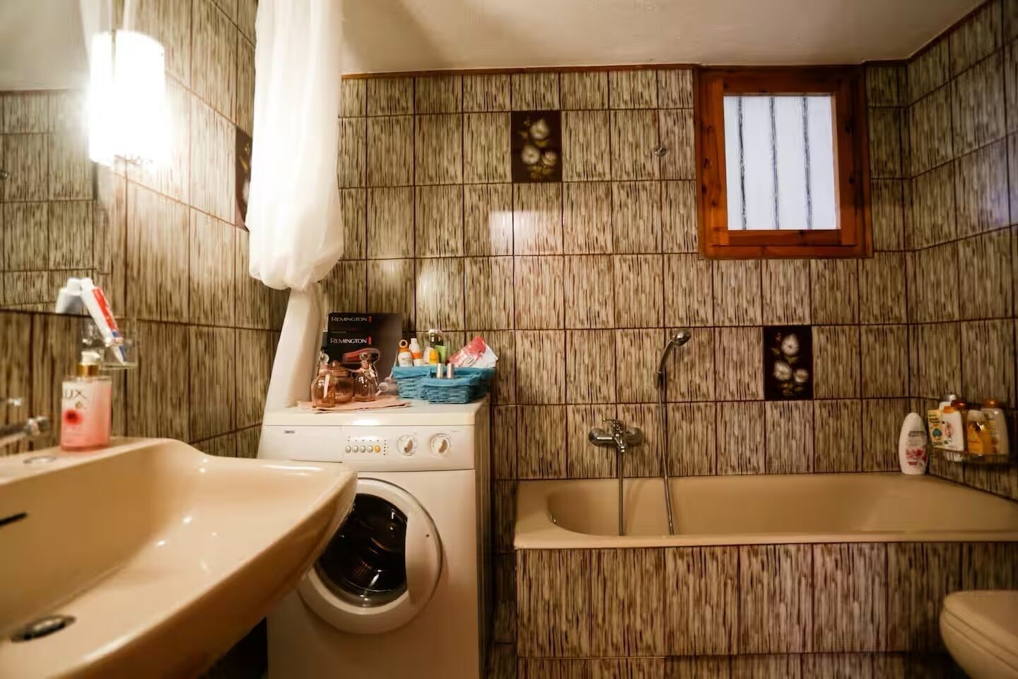 Sèche-cheveux, serviettes fournies, savon, papier toilette