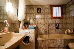 Sèche-cheveux, serviettes fournies, savon, papier toilette