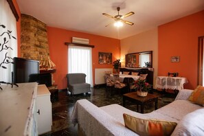 Living area - Marousa's Country House • 12’ from Athens Airport by ΜPS (Koropi)