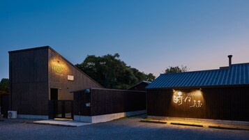 Un edificio con fachada de madera y un letrero que dice "IZAKAYA".