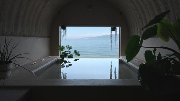 A spa room with a view of the sea, a bathtub, and potted plants. - Covo Ushimado (Setouchi)