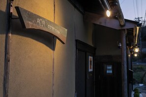 تفاصيل الفندق من الخارج